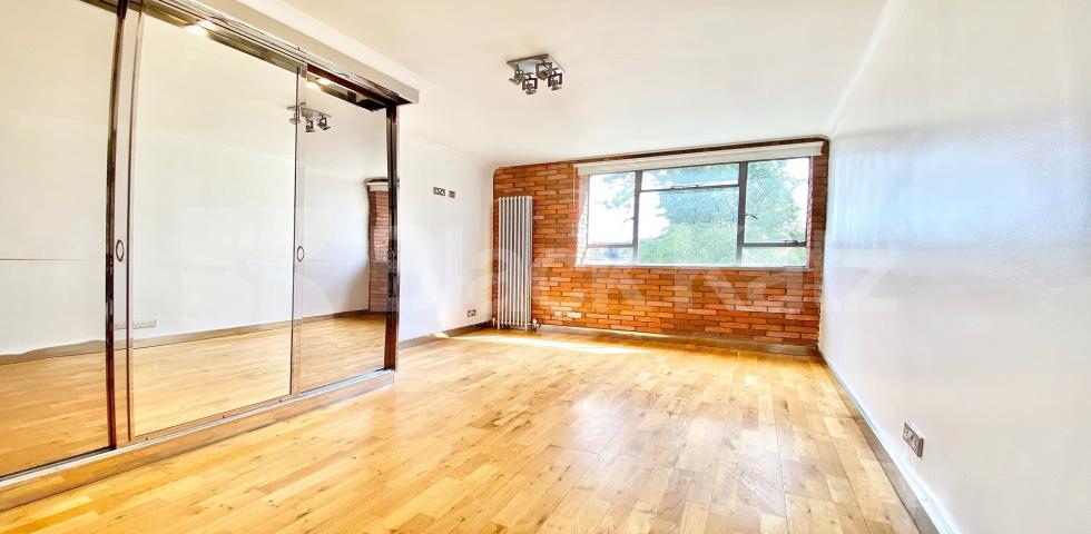 			VIRTUAL TOUR AVAILABLE!, 2 Bedroom, 1 bath, 1 reception Apartment			 Cruikshank Street, ANGEL-KINGS CROSS